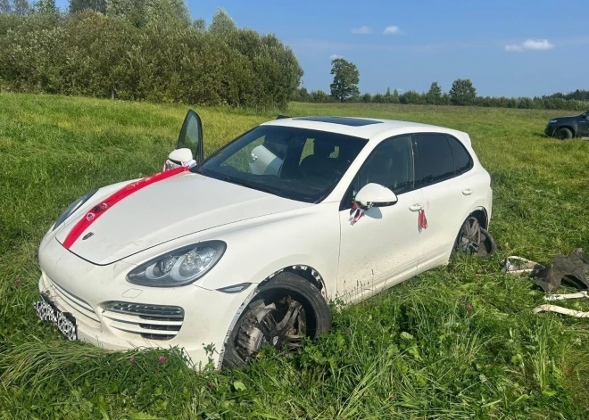 Robežsargi notver igauni, kurš pārvadājis nelegālos imigrantus kāzām izdekorētā "Porsche"