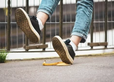 Trīs reizes lielāks krišanas risks: neredzamās sekas sliktai dzirdei
