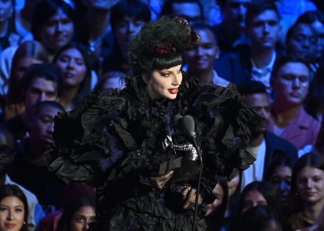 Lady Gaga triumfē MTV Video mūzikas balvu ceremonijā un pēc tam dramatiskā stilā pamet to