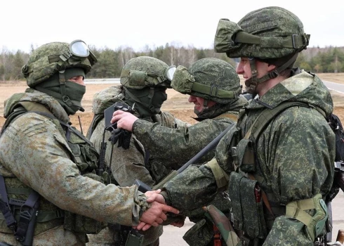 Krievu karavīri sarokojas ar Baltkrievu karavīriem, lai piedalītos kopīgās militārajās mācībās.