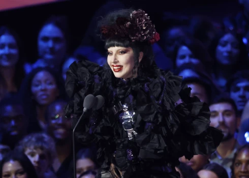 Леди Гага получила награду «Артист года» на церемонии MTV Video Music Awards 2025 (VMA), которая прошла в воскресенье, 7 сентября, на арене UBS в Элмонте, Нью-Йорк.