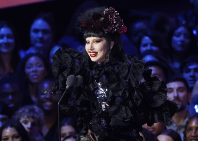 Леди Гага стала триумфатором премии MTV VMA и затем покинула ее в драматическом стиле