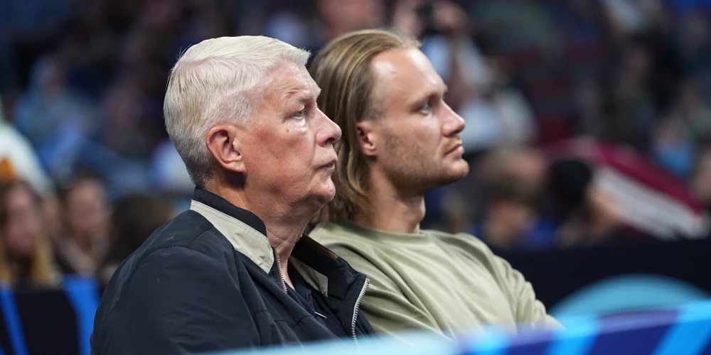 Eksprezidents Valdis Zatlers ar jaunāko dēlu Kārli Eiropas čempionāta finālturnīrā Rīgā klātienē vēroja Latvijas-Portugāles vīriešu izlašu basketbola spēli.