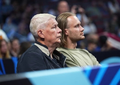 Eksprezidents Valdis Zatlers ar jaunāko dēlu Kārli Eiropas čempionāta finālturnīrā Rīgā klātienē vēroja Latvijas-Portugāles vīriešu izlašu basketbola spēli.