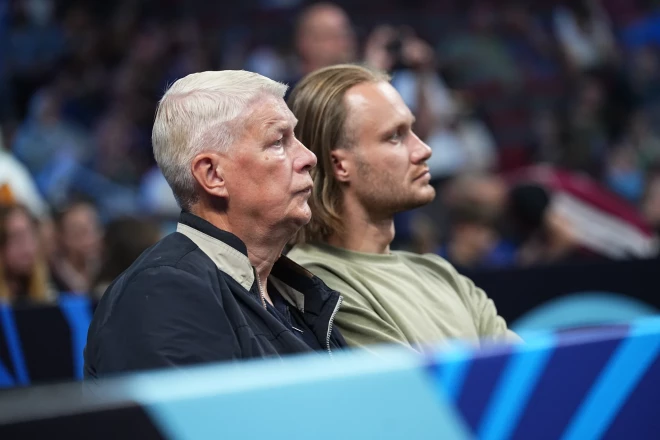 Eksprezidents Valdis Zatlers ar jaunāko dēlu Kārli Eiropas čempionāta finālturnīrā Rīgā klātienē vēroja Latvijas-Portugāles vīriešu izlašu basketbola spēli.