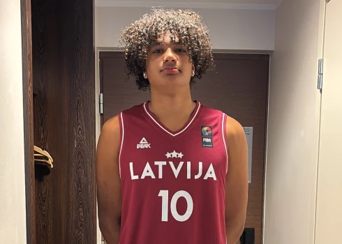 “Pārstāvēt Latvijas izlasi bija ļoti forši. Biju jaunākais spēlētājs, taču ieguvu daudzus jaunus draugus. Spēlēt Eiropas čempionātā bija laba izdevība sevi parādīt, bet basketbols bija pavisam citāds, nekā spēlējam Amerikā. Daudz vairāk piespēļu, daudz vairāk kombināciju, un tas viss notiek nedaudz ātrāk. Spēlētāji ir ātrāki, vairāk kustas, spēles ritms ir daudz ātrāks,” par savu debiju Latvijas kadetu izlasē saka Bendžamins Jānis Beruē.