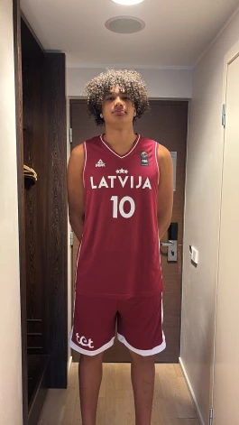 “Pārstāvēt Latvijas izlasi bija ļoti forši. Biju jaunākais spēlētājs, taču ieguvu daudzus jaunus draugus. Spēlēt Eiropas čempionātā bija laba izdevība sevi parādīt, bet basketbols bija pavisam citāds, nekā spēlējam Amerikā. Daudz vairāk piespēļu, daudz vairāk kombināciju, un tas viss notiek nedaudz ātrāk. Spēlētāji ir ātrāki, vairāk kustas, spēles ritms ir daudz ātrāks,” par savu debiju Latvijas kadetu izlasē saka Bendžamins Jānis Beruē.