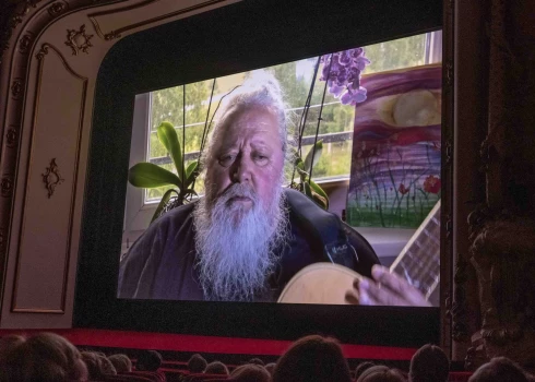 Ne tikai vērojot jauno dokumentālo filmu par Haraldu Sīmani, bet pat koristu nošu materiālu, ne viens vien dusmīgi secina – leģendārās dziesmas "Ezers", ko komponējis un neatkārtojami izpilda Haralds Sīmanis, sakarā nevajag aizmirst tās vārdu autoru – Arvīdu Ulmi.