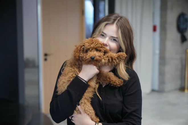 Emilijas draudzene Sāra Siliņa atbild par dziedātājas sociālo tīklu saturu, kā arī lieliski ir sadraudzējusies un rūpējas par Beilija labsajūtu, kad Emilija aizņemta ar skatuves lietām. Ja saimniece mājās mēģina savu dziesmu repertuāru un mīlulim pāris stundu nepievērš uzmanību, viņš sāk smilkstēt. “Pieļauju, ka tādējādi viņš cenšas man dziedāt līdzi,” viņa smejas.