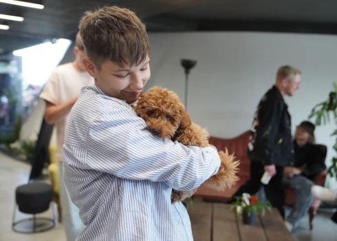 Emilijas četrkājainajam mīlulim Beilijam 4. septembrī bija četru mēnešu jubileja. Dziedātāja zina teikt, ka viņas toipūdelis, kad būs pieaudzis, augumā varot sasniegt 30 centimetru.