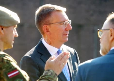 Edgars Rinkēvičs ar aplīmētu kaklu. Kas noticis prezidentam?