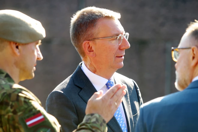 Tie, kas bija tuvāk prezidentam, pamanīja, ka Edgaram Rinkēvičam uz kakla ir kas līdzīgs plāksterim.