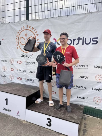 Liepājas meistarsacīkstēs pludmales tenisā Andris Ērglis spēlēja tandēmā ar Martinu Navicki un uz goda pjedestāla, saņemot bronzas medaļu, kāpa ar pārinieku.