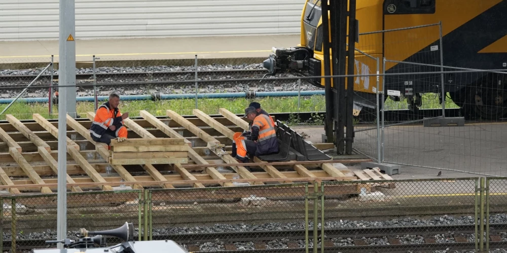 Вместо Rail Baltica - деревянные перроны.