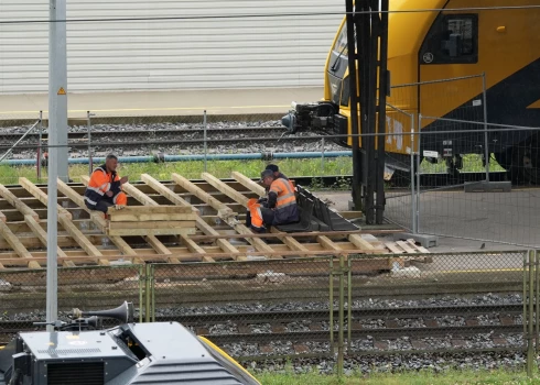 Вместо Rail Baltica - деревянные перроны.