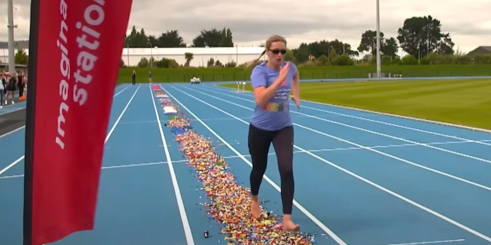 Габриэль Уолл пробежала 100-метровку по разбросанным деталькам LEGO босиком и вошла в Книгу рекордов Гиннесса.