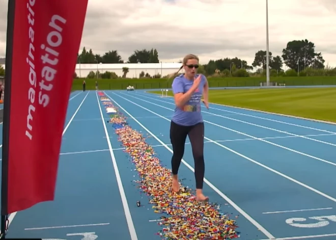 Рекорд, на который больно смотреть: женщина босиком бежала 100-метровку по деталькам LEGO