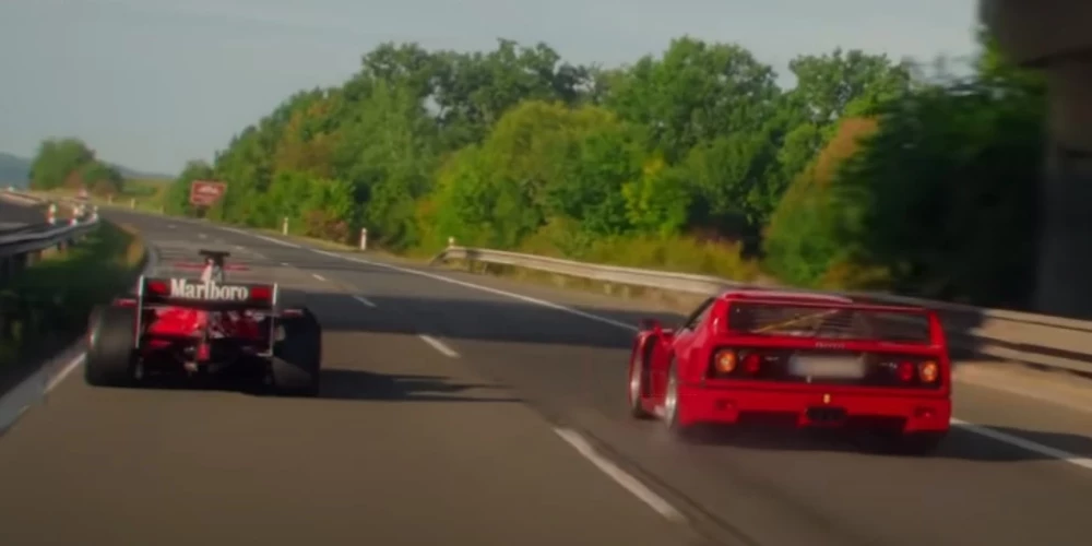 Nekas īpašs, tikai kaut kas līdzīgs Pirmās formulas "Ferrari" drāžas pa Čehijas šoseju (ekrānuzņēmums no video) 