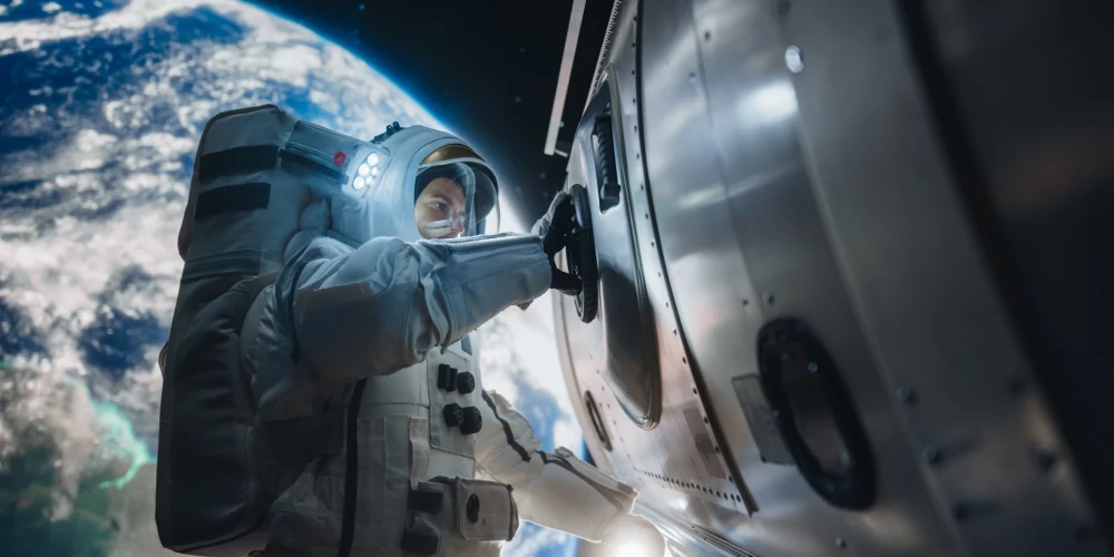 Ne katrs astronauts, kas jums zvana, tiešām ir no kosmosa. Visticamāk viņš ir no krāpšanas centra (foto: Shutterstock)