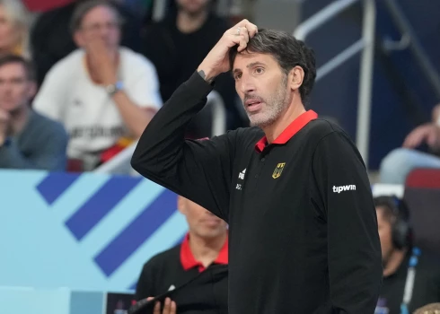 Vācijas basketbola valstsvienības galvenais treneris Alekss Mumbru nolēmis komandā notiekošos procesus atstāt sava palīga pārziņā.