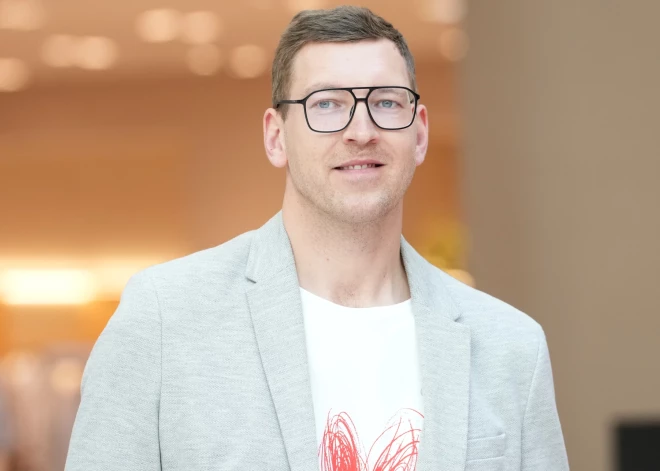 VIDEO: Reinis Ošenieks agrā rīta stundā pieļauj komisku misēkli