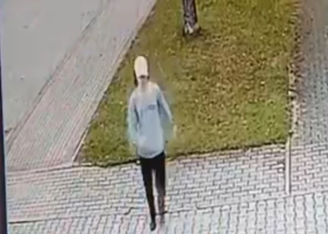 Bezvēsts pazudušais Emīls fiksēts novērošanas kamerā, uzvedoties neadekvāti