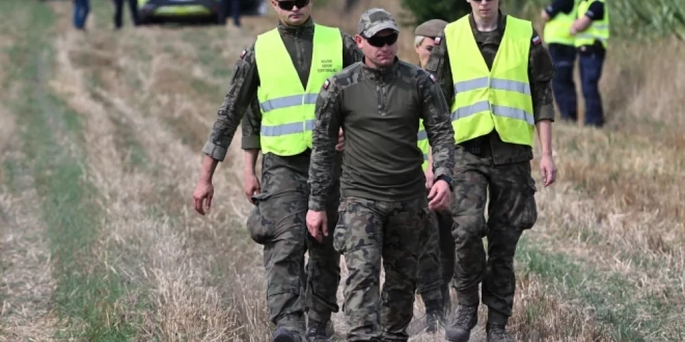 Polijas varas iestādes norāda, ka šobrīd pāragri spriest, vai lidaparāts ir militārais drons.