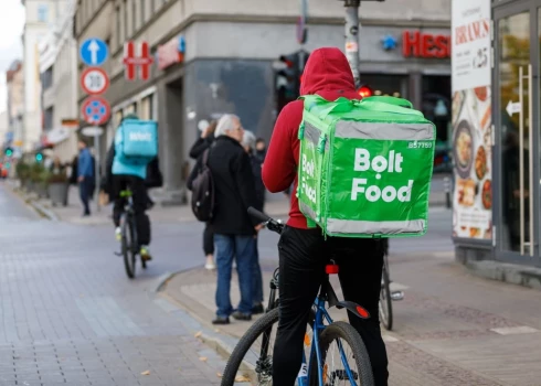 Gājēji sūdzas par skūteristiem un velobraucējiem uz ietvēm.
