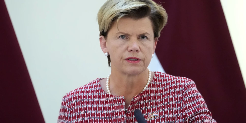 Ārlietu ministre Baiba Braže (JV).