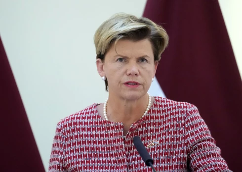 Ārlietu ministre Baiba Braže (JV).