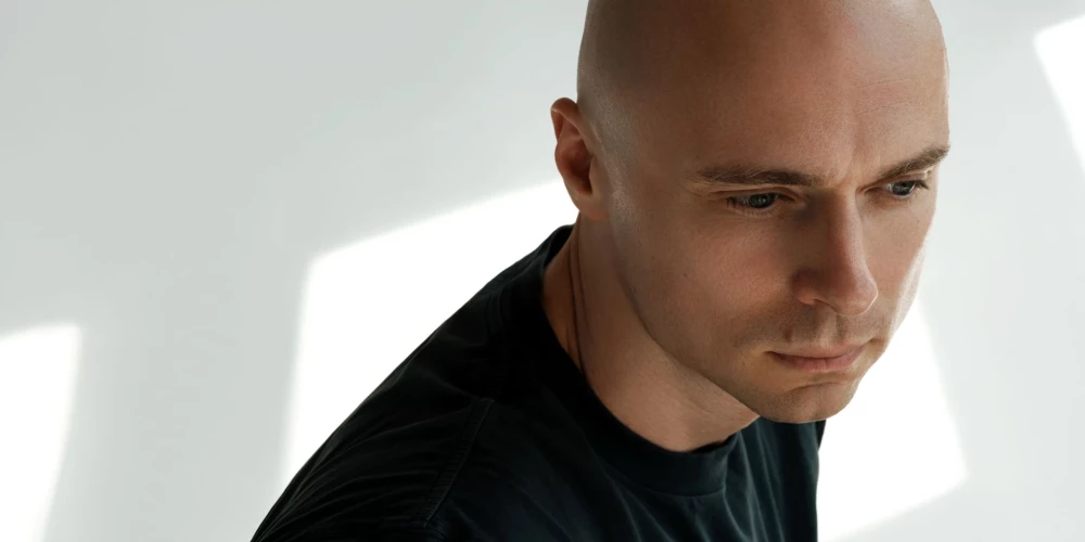 Dons izdod dziesmu “Jau rīt”.