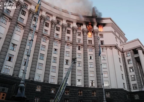 Valdības namam Kijivā trāpījusi raķete "Iskander".