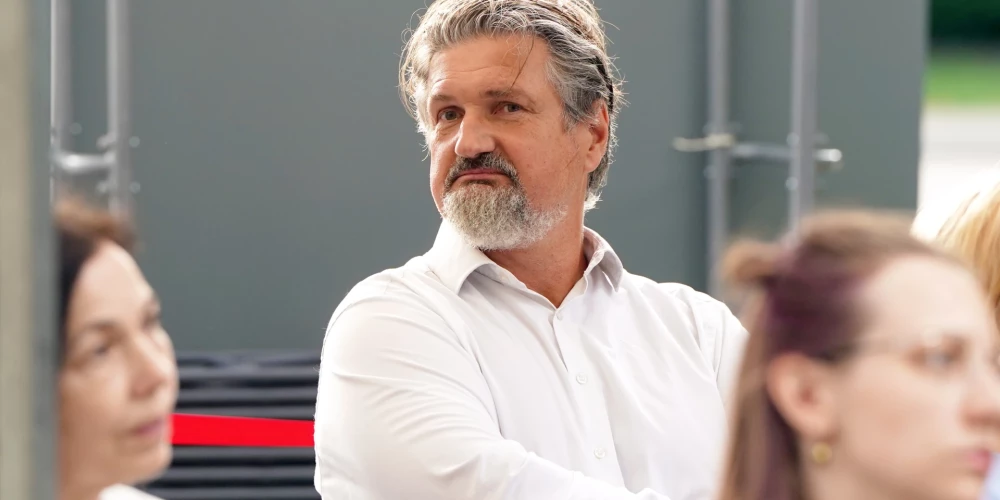 Šķiet, to, kas īsti jāraksta amatpersonas deklarācijā, Ērikam Stendzeniekam kopš stāšanās amatā, šķiet, nav sanācis noskaidrot.