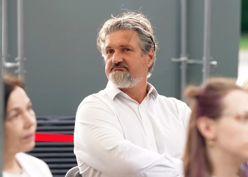 Šķiet, to, kas īsti jāraksta amatpersonas deklarācijā, Ērikam Stendzeniekam kopš stāšanās amatā, šķiet, nav sanācis noskaidrot.