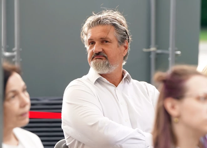 Ēriks Stendzenieks nav šķīries ar sievu, bet deklarē partnerattiecības ar citu