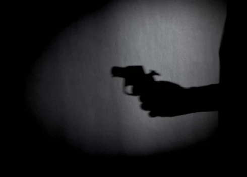 Vīrietis, draudot ar ieroci, izspiež naudu.