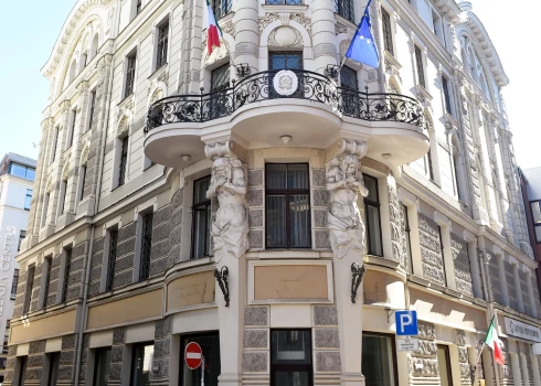 Легендарный дом с атлантами в Старой Риге продают с молотка.