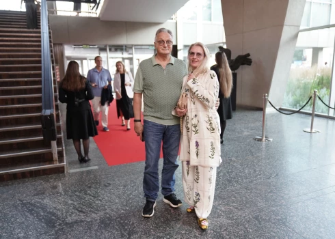 Dažas dienas pēc kāzām jau laulāta pāra godā Jānis un Ilze izgāja sabiedrībā, Dailes teātrī apmeklējot "NACHTLAND" pirmizrādi.