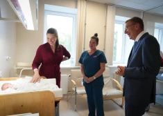 FOTO: Valsts prezidents apmeklē Rīgas Dzemdību namu
