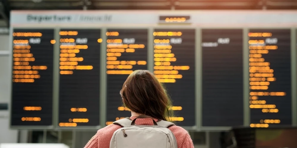 Многие раскритиковали туристок за невнимательность: «Вы даже на табло у выхода не посмотрели?».