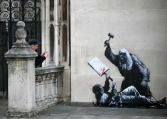 Parādījies kārtējais provokatīvā grafiti meistara Benksija darbs. FOTO