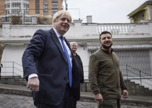 2022. gada aprīlī Boriss Džonsons apmeklēja Kijivu un par šausmām apsardzei pierunāja Ukrainas prezidentu Volodimiru Zelenski iziet pastaigā pilsētas ielās.