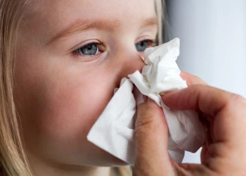  Aizliktam degunam palīdzēs izsmidzināms vai pilināms jūras ūdens, tvaika inhalācijas, iekaisuma gadījumā – ārsta nozīmēti deguna pilieni vai aerosoli.