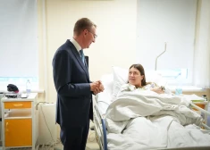 ФОТО: Ринкевич побывал в Рижском роддоме и поговорил с персоналом