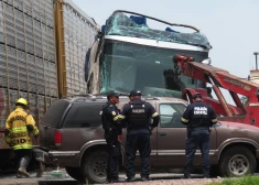 VIDEO: Meksikā kravas vilciens lielā ātrumā ietriecas divstāvu autobusā un pārrauj to uz pusēm