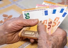 Не прошло и года: проживающим в Латвии пенсионерам РФ начали перечислять деньги