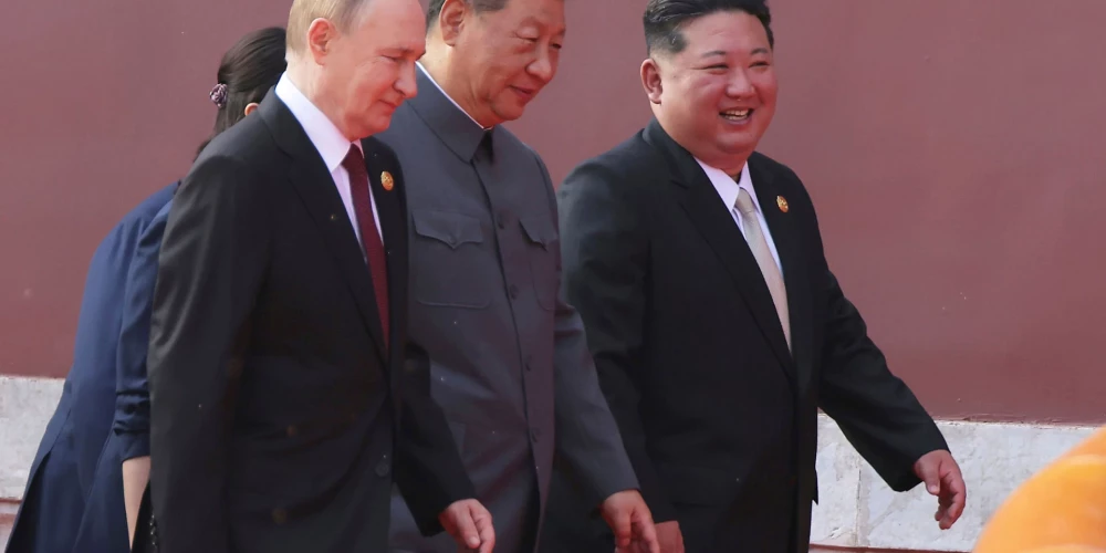 r Krievijas diktatora Vladimira Putina, Ķīnas autoritārā līdera Sji Dziņpina un Ziemeļkorejas vadoņa Kima Čenuna draudzīgā pastaiga Pekinā.