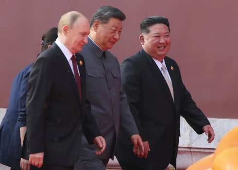 r Krievijas diktatora Vladimira Putina, Ķīnas autoritārā līdera Sji Dziņpina un Ziemeļkorejas vadoņa Kima Čenuna draudzīgā pastaiga Pekinā.