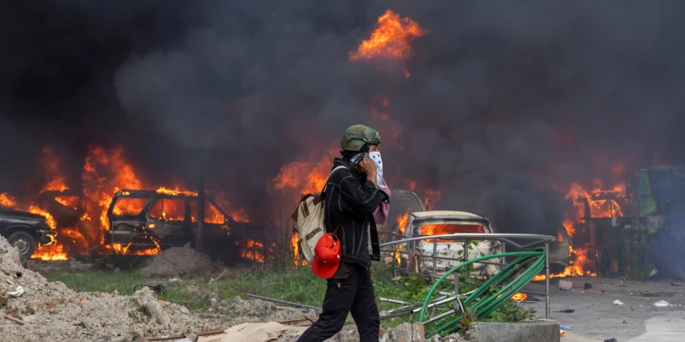 Tūristu iecienītās Nepālas galvaspilsēta Katmandu ir pārvērtusies karalaukā (foto: Scanpix / EPA)