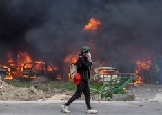 Nepālas ekspremjera sieva gājusi bojā liesmās, kad protestētāji aizdedzināja viņas rezidenci. Galvaspilsēta Katmandu pārvērtusies kara laukā